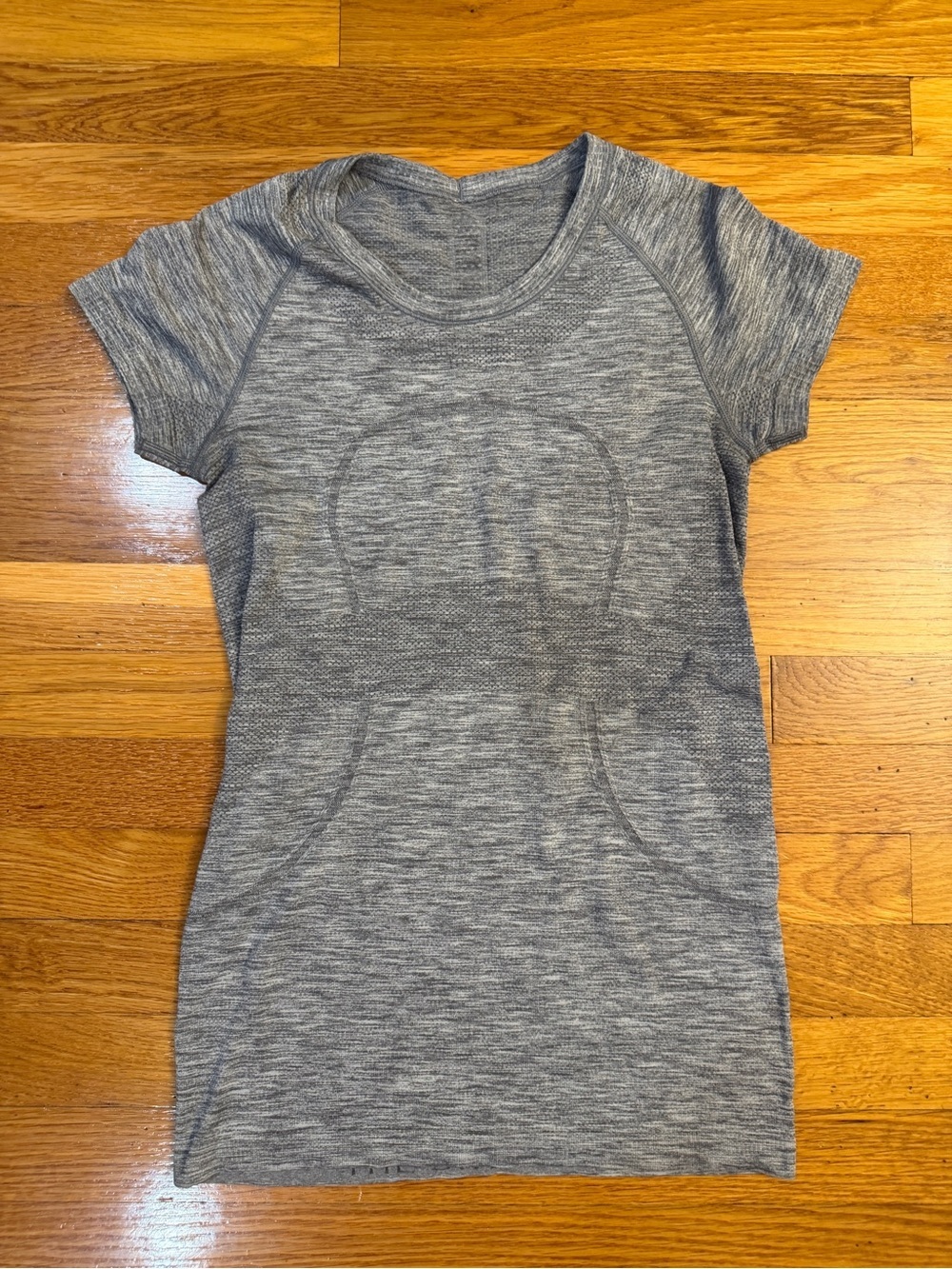 Lululemon Swiftly Tech Short Sleeve Crew Shirt in Heathered Gray- Size 6